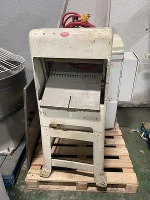 Oliver Gravity-Feed Bread Slicer