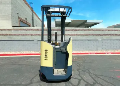 USED 2001 CROWN RR5000