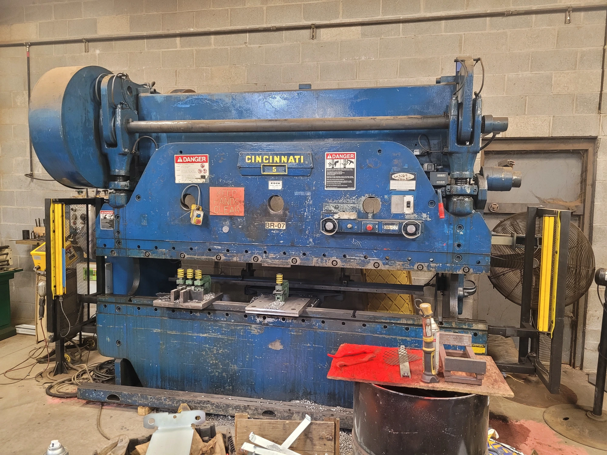 USED CINCINNATI SERIES 5 135 TON PRESS BRAKE