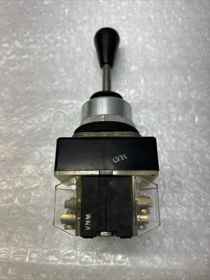 USED Allen-Bradley 800TT2S