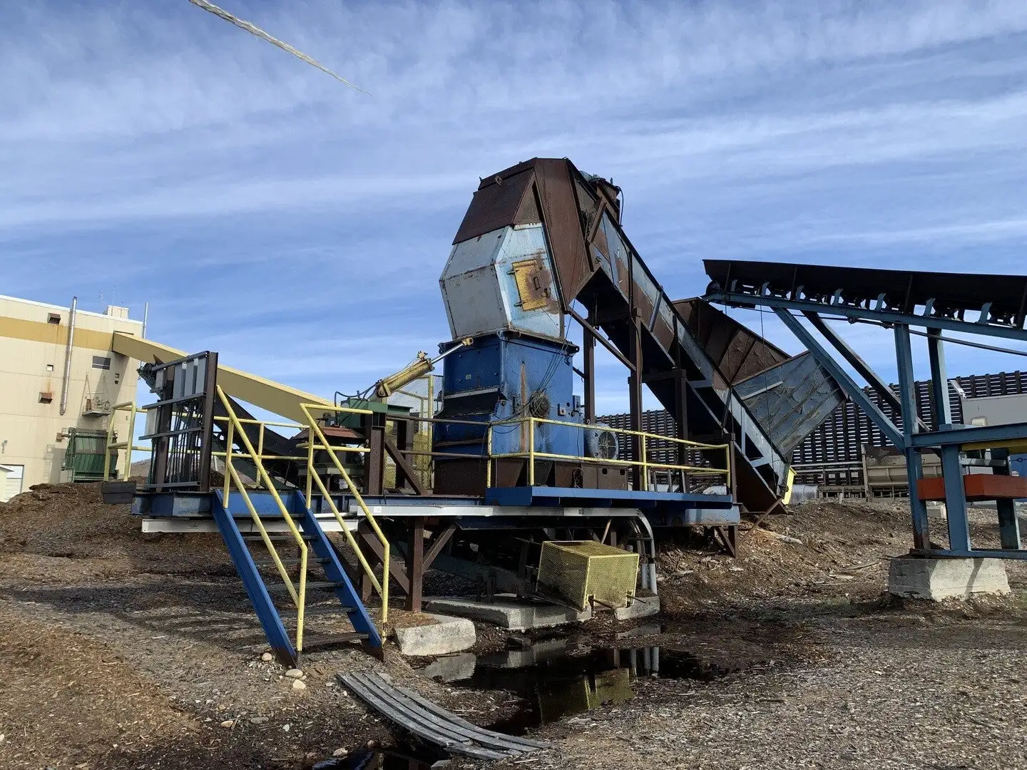 400 hp Hogger w/ Infeed & Outfeed Conveyor