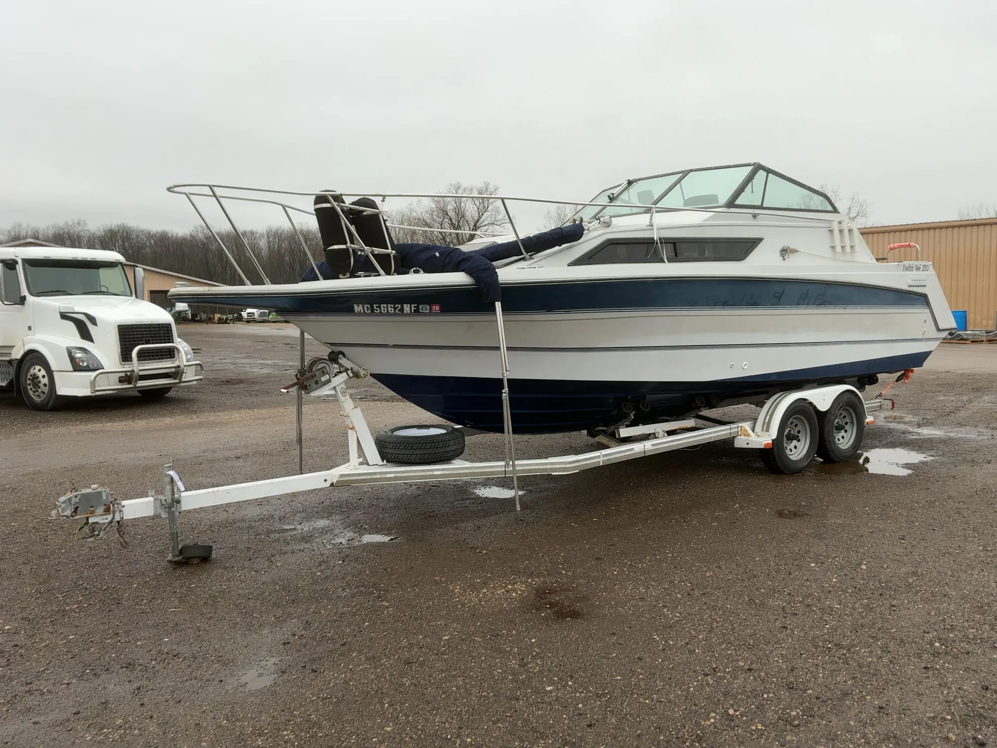 USED 1987 RINKER FIESTA VEE 250
