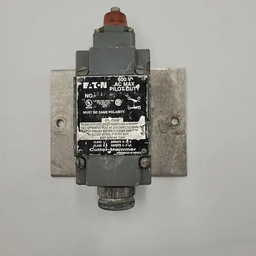 Used EATON CUTLER HAMMER EATON CUTLER HAMMER SWITCH 10316004 / 600V AC MAX PILOT DUTY ATTACHED TO BACK PLATE Switch Parts | ND Industrial Surplus #1219180
