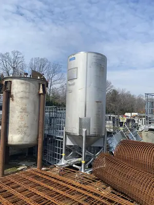 Used USED 1400 GALLON 304 STAINLESS STEEL VERTICAL TANK _UNKNOWN_ Dish & Cone Bottom Tanks North Carolina US | DH Griffin Used Equipment #1383804