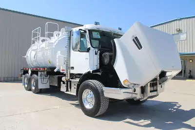 Used 2019 VOLVO VHD64B200 Vacuum Truck Texas US | Roll Off Truck World #1492017