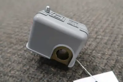NEW SQUARE D 9013FSG
