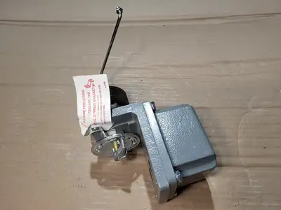 NEW SQUARE D 9037