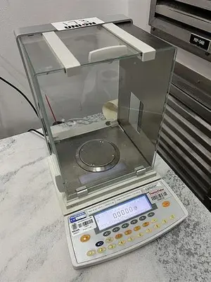 Sartorius model LA120S analytical scale