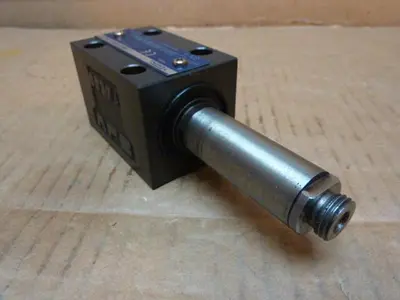 USED YUKEN DSG-01-2B2-D24-N-7090-L