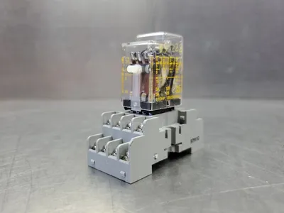 SQUARE D RS4M1P14V20 SER. B 120V RELAY w/8501 NR45 Base. 4D-35