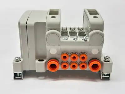 VV5QC1-03N3D0-D0N5 | SMC  Plug In Base Manifold 3-Station SLIGHT DAMAGE - Used