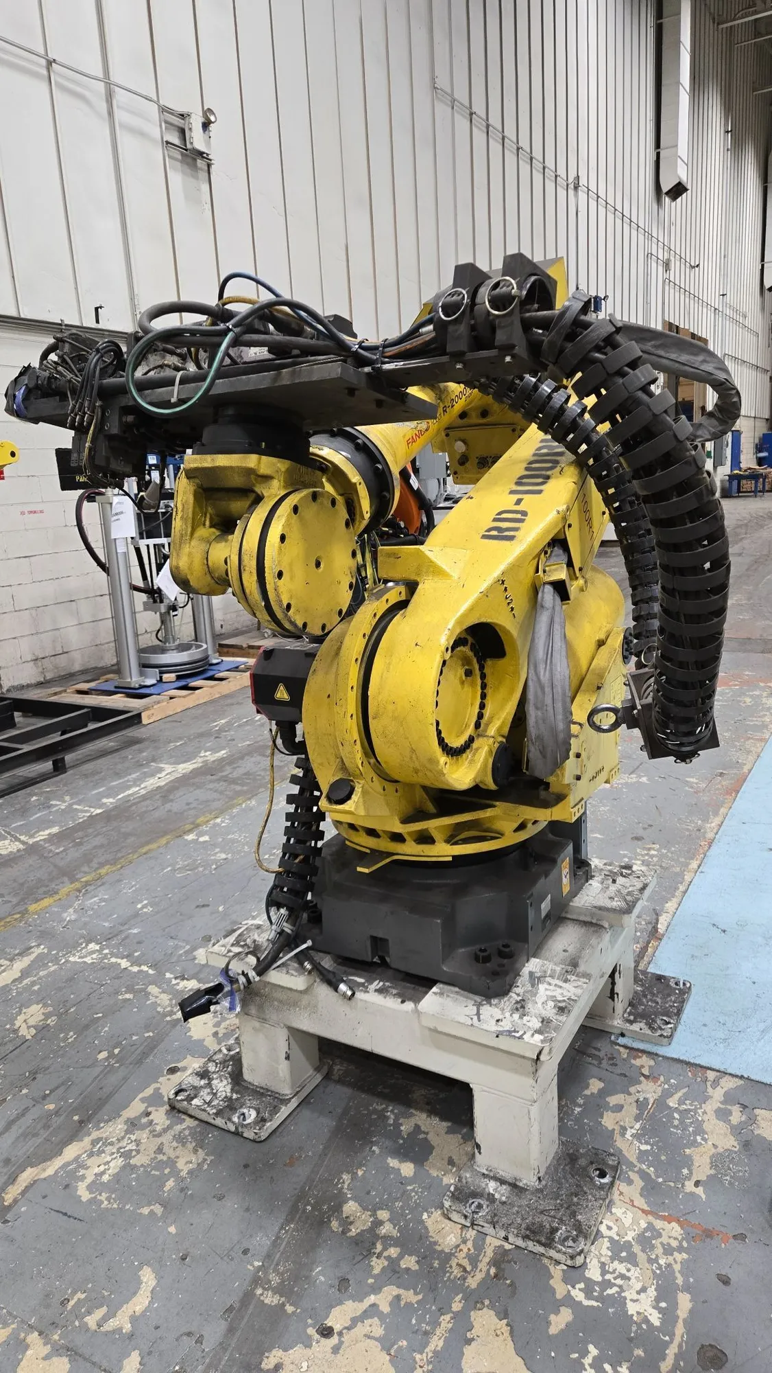 USED 2009 FANUC R-2000iB/210F + R-30iA