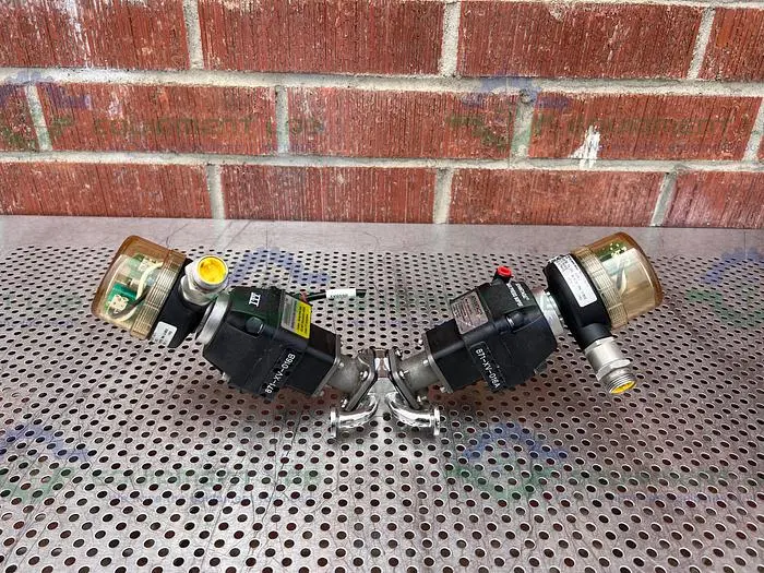 Used 2 ITT ADVANTAGE 3 WAY STAINLESS STEEL DIAPHRAGM VALVES W/ VALVE POSITIONER Valves/Fittings California US | Equipment Lab #485569
