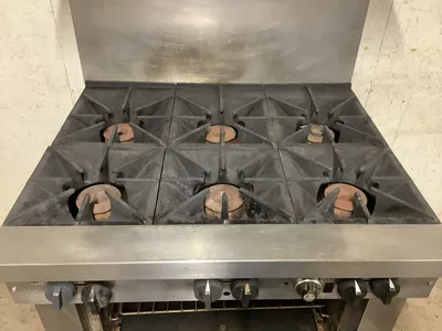 152-0498 Southbend Heavy Duty Natural Gas 6 burner Range w/ Oven