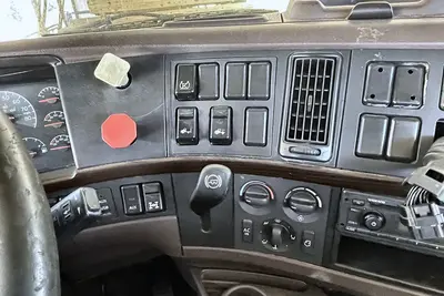 Used 2015 VOLVO VNL Conventional trucks North Carolina US | Proxy Equipment #1385412