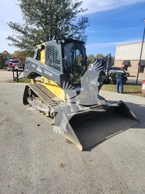 USED 2022 DEERE 331G