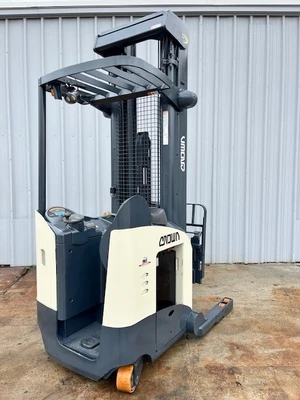 USED 2011 CROWN RD5725-30