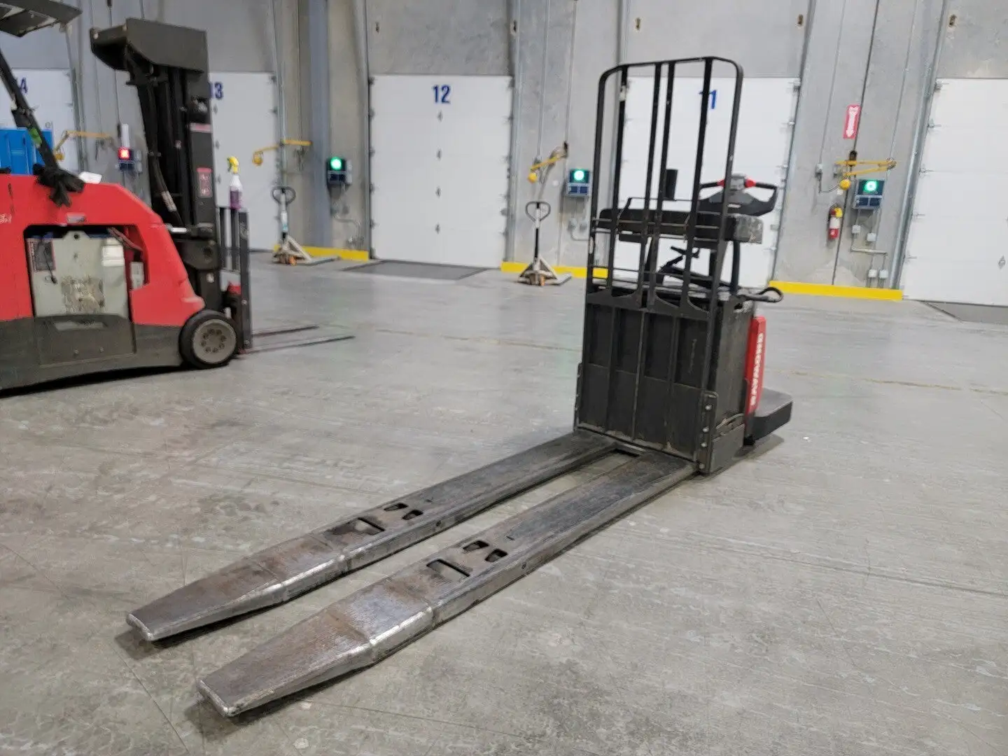 USED RAYMOND 8410