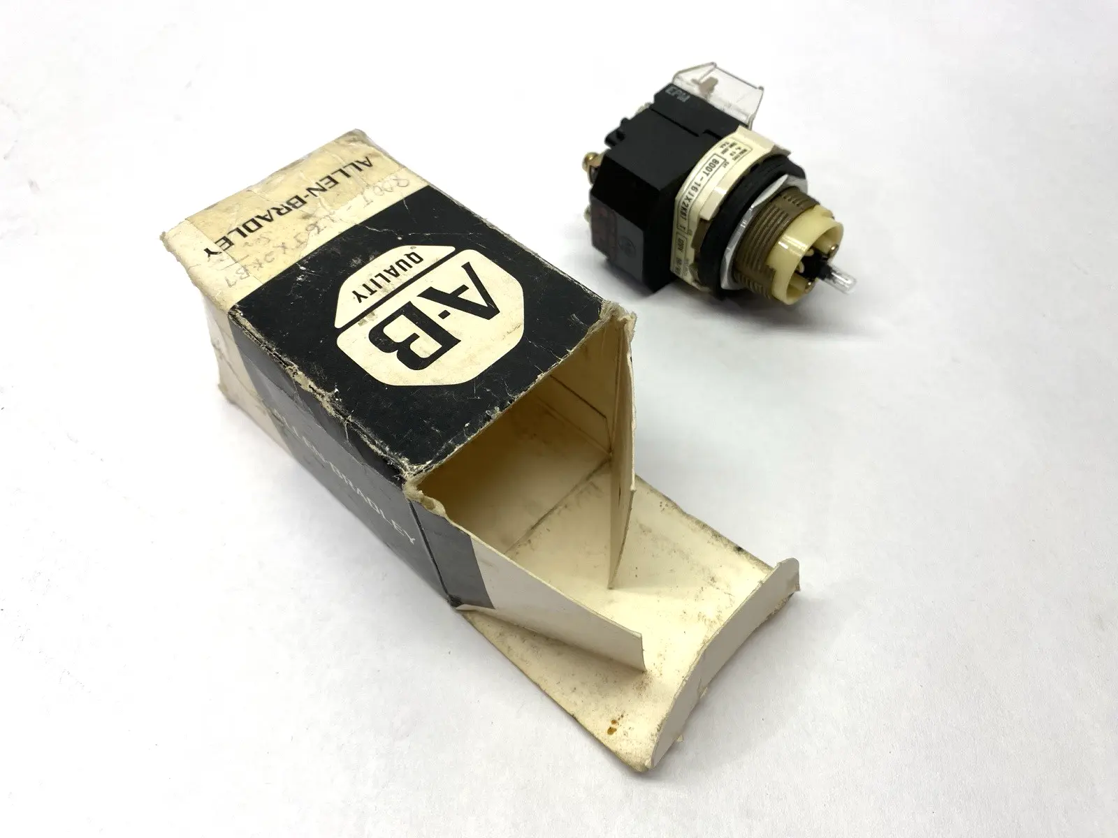 USED ALLEN-BRADLEY ILLUMINATED SELECTOR SWITCH 30MM 120V