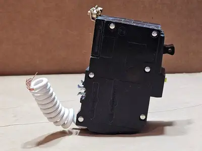 NEW SQUARE D QOB215GFI