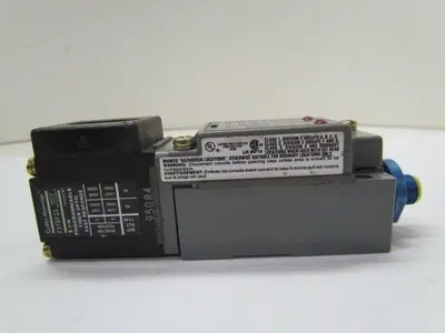 CH Cutler Hammer E51SPL Limit Switch on E51RN Receptacle With E51DF33 Head
