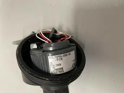 USED MOORE INDUSTRIES TRX/PRG/4-20MA/8-30DC TEMPERATURE TRANSMITTER W/ ENCLOSURE