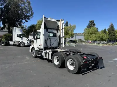 USED 2015 VOLVO VNM64T200