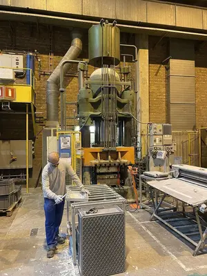 USED HL 1000 TON 4 COLUMN PRESS