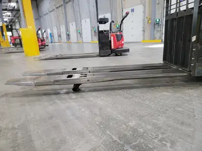 USED RAYMOND 8410