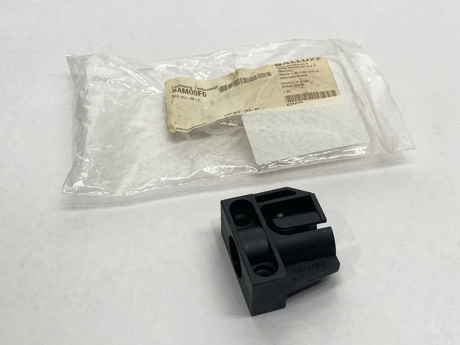 BAM00F6, BES 18,0-KB-2 | Balluff BAM00F6 Sensor Mounting Bracket BES 18,0-KB-2 - New