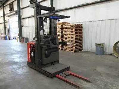 USED 2022 RAYMOND 560-OPC30TT