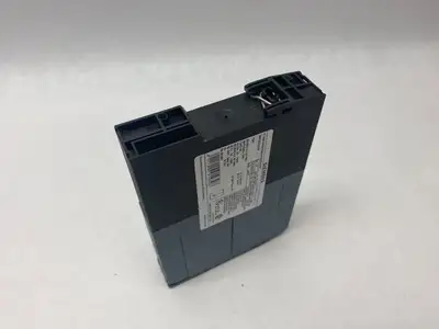 USED SIEMENS SIRIUS REVERSING STARTER, SCREW-TYPE MISSING COVER