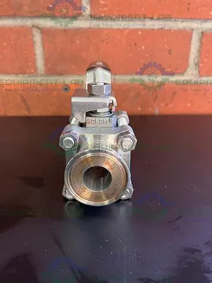 USED SWAGELOK SS-65TSC16 STAINLESS STEEL BALL VALVE W/ 1" SANITARY FITTING