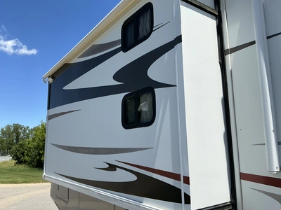 USED 2013 WINNEBAGO F53