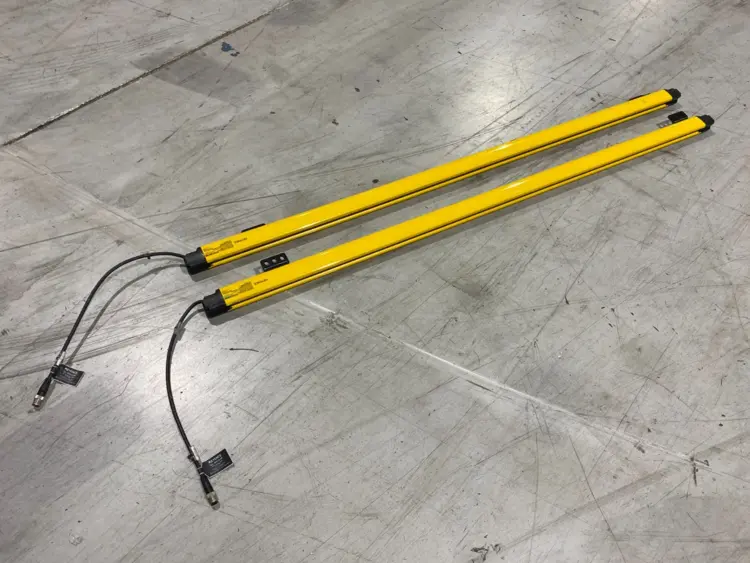Used KEYENCE SAFETY LIGHT CURTAIN SET, FINGER-PROTECTION TYPE, 127 OPT. AXES Light Curtains & Grids | Maverick Industrial Sales #1111540