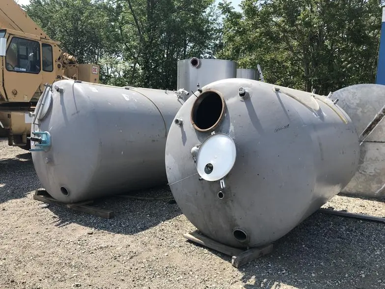 Used approximately 1500 gallon vertical stainless steel food grade mix tank