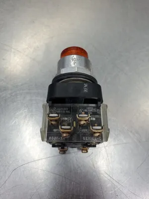 ALLEN BRADLEY 800T-PT16 SER N AMBER PUSHBUTTON SWITCH. 4D-8