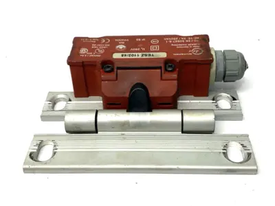 USED SCHMERSAL HINGE SAFETY SWITCH 250V