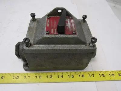 CROUSE HINDS EFDC 31105 120/240 VAC Explosionproof Circuit Breaker 20A  1" Hubs