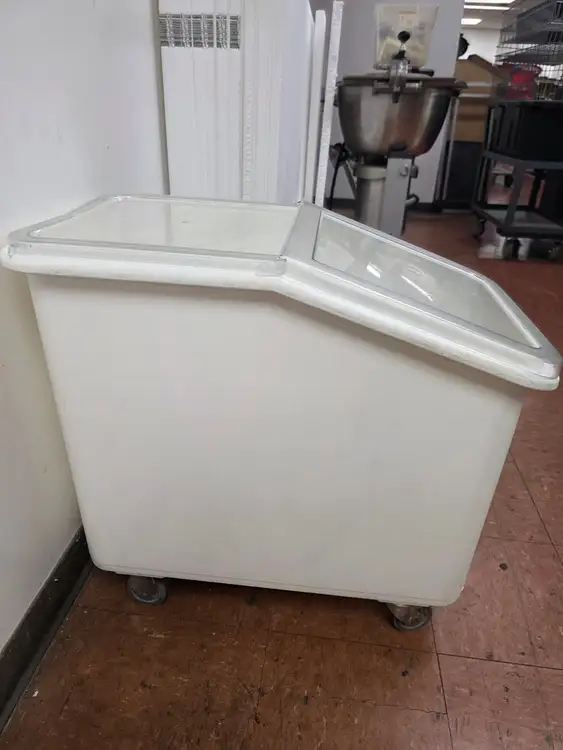Used Cambro Used Cambro IBS-27 Ingredients Bin on Casters 27 Gallon Capacity - BB Restaurant Storage Containers Illinois US | Falcon Restaurant Supply #1373594