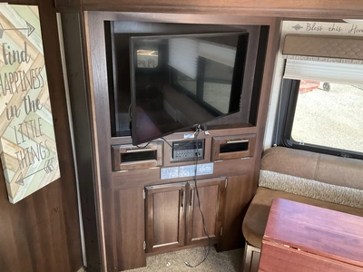 USED 2018 WHITE HAWK 23MRB