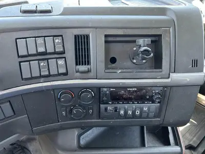 USED 2022 VOLVO VNR42T300