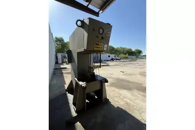 1975 K.R. WILSON C-100-1 Hydraulic & Molding Presses | Mohawk Machinery (2)
