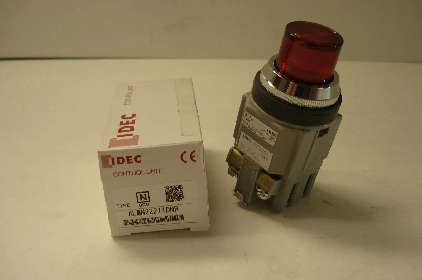 NEW IDEC ALN22211 PUSHBUTTON