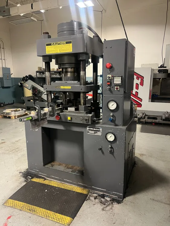 Used 1983 CLIFTON 200 4 Post Hydraulic Presses Michigan US | Universal Press & Machinery (UPM) #1367280