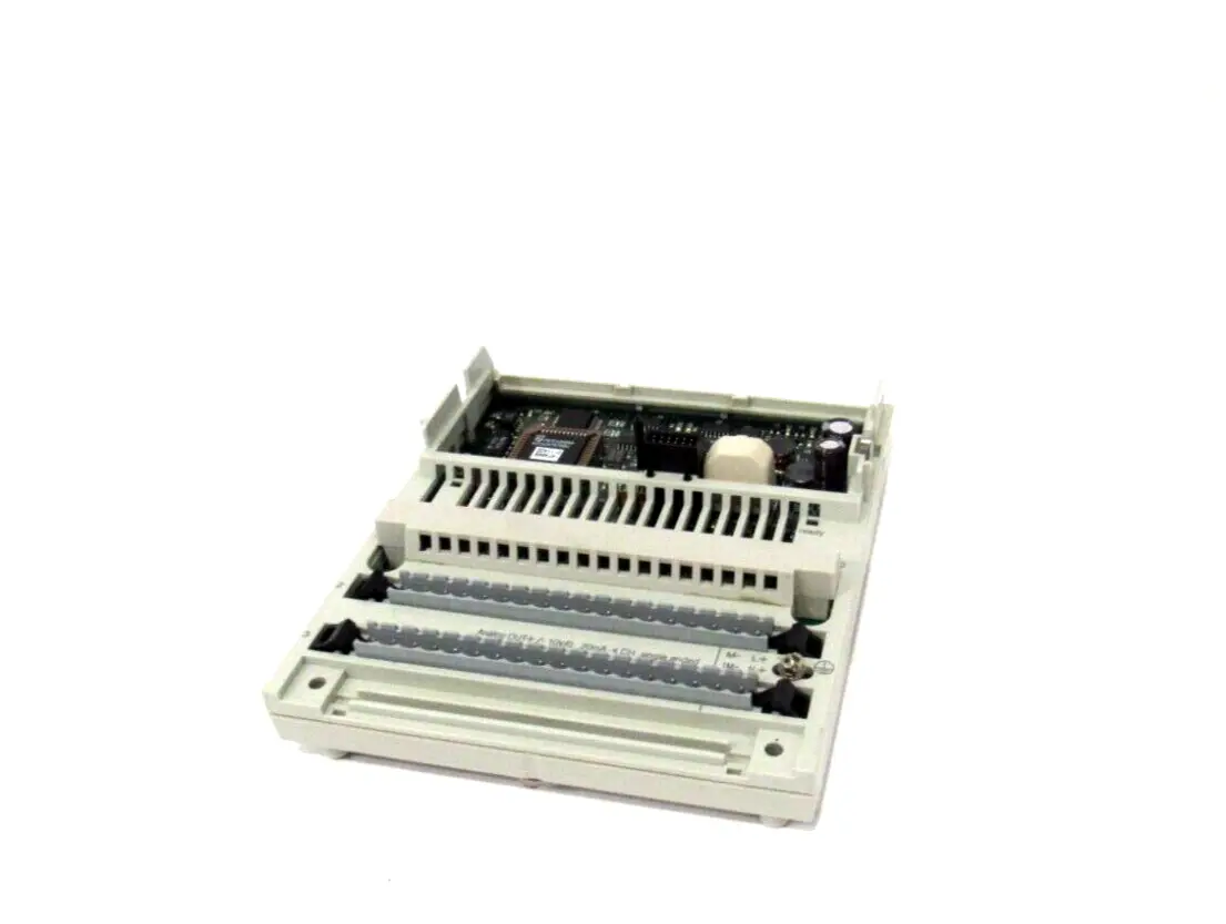USED SCHNEIDER AUTOMATION 170AAO12000 OUTPUT MODULE