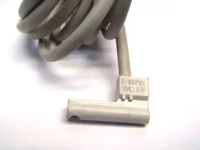 USED SMC PERPENDICULAR SOLID DIRECT SWITCH SENSOR