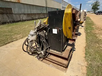 1,250 LB STINGER MODEL #P-1250 PIPE WELDING POSITIONER WITH 30" GRIPPER CHUCK: YOBRO #25216