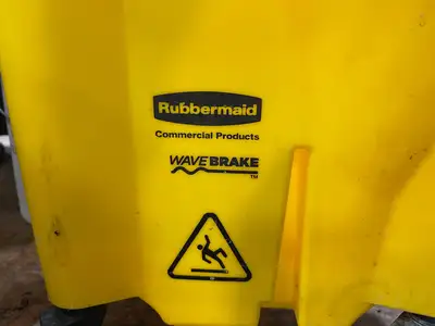 Used Rubbermaid Used Rubbermaid WaveBrake 35 Qt Side-Press Mop Bucket & Wringer Combo on Wheels Janitorial Equipment Illinois US | Falcon Restaurant Supply #1374612