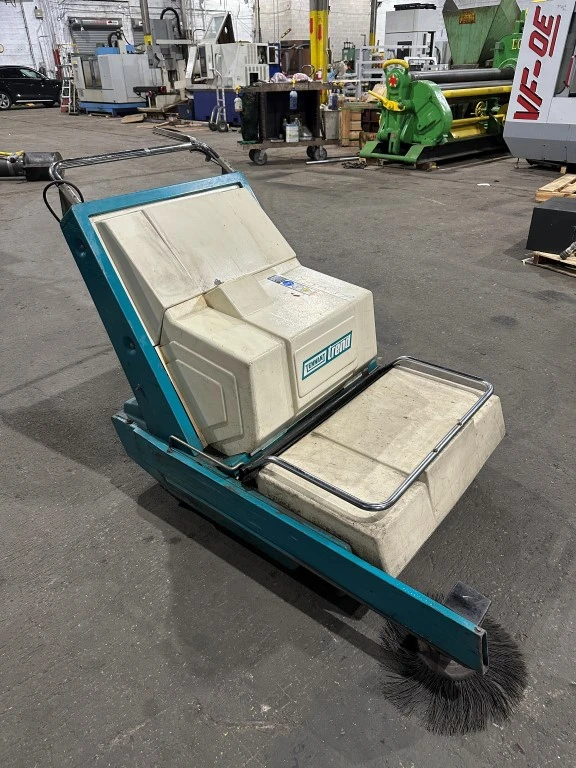 TENNANT 24" ELECTRIC FLOOR SWEEPER